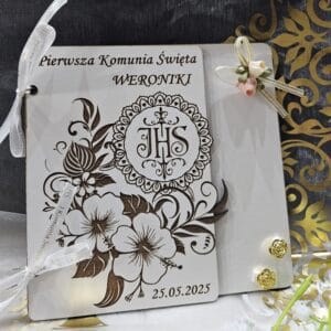 Pamiątka Komunii dla Dziewczynki – Drewniana Kartka z Grawerem IHS