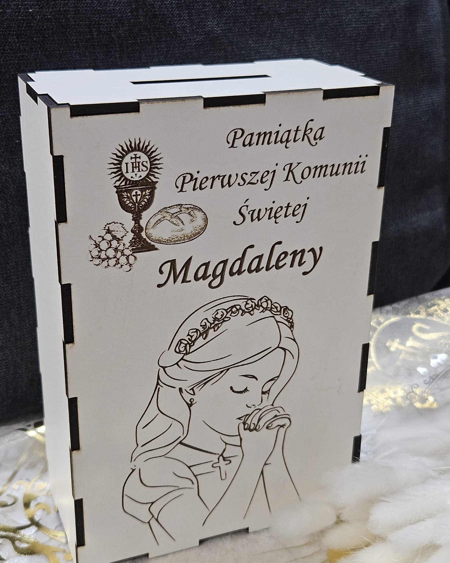 skarbonka na komunię dla chłopca, personalizowany prezent komunijny, pamiątka pierwszej komunii świętej, biała skarbonka z grawerem, prezent od matki chrzestnej na komunię, skarbonka Mateusz 2026, drewniana skarbonka otwierana od dołu,UK.