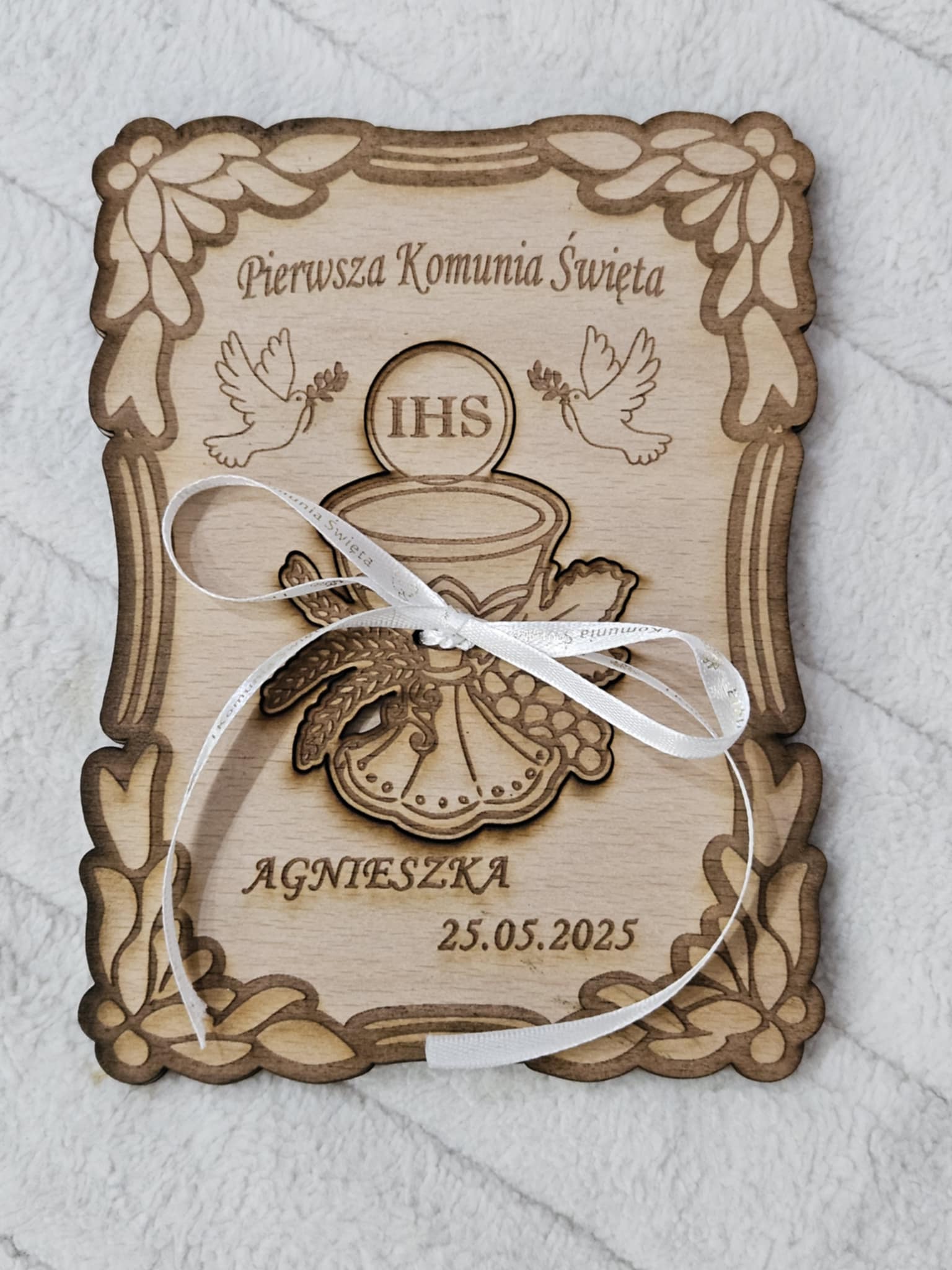 pamiątka pierwszej komunii świętej, kartka komunijna dla dziewczynki, otwierana kartka drewniana, prezent na komunię dla Agnieszki, personalizowana pamiątka z drewna, kartka z kielichem i gołębiami, unikatowa pamiątka komunii UK
