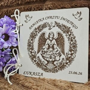 Personalizowana Drewniana Kartka na Chrzest Święty – Pamiątka z Grawerem Anioł Stróż
