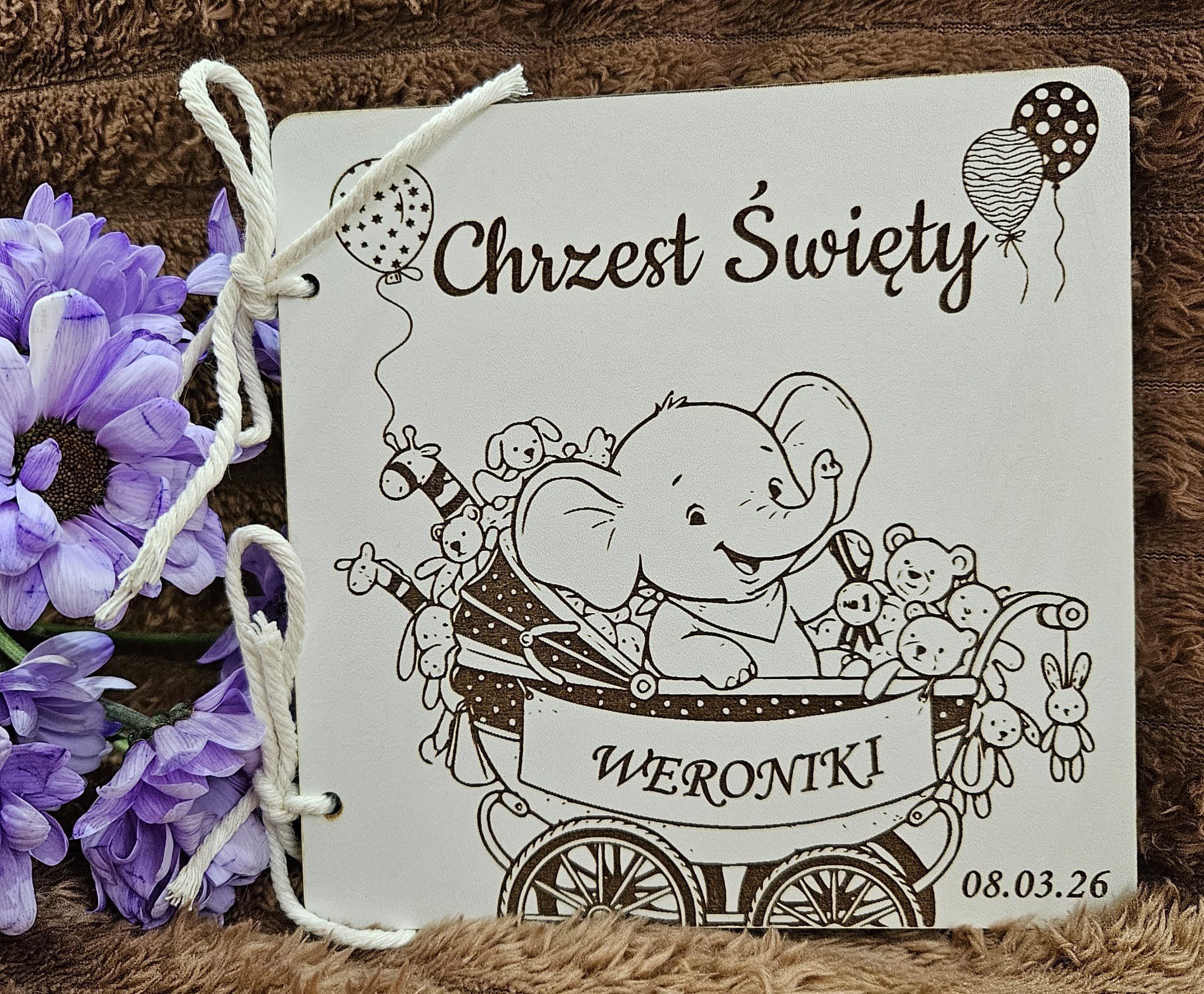 drewniana kartka ze słonikiem, pamiątka chrztu ze słonikiem, kartka na chrzest dla dziewczynki zuzia, personalizowany prezent na chrzest, biała pamiątka chrztu grawer, zamiast koperty na chrzest, urocza kartka na chrzest święty.