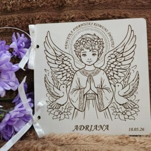 Drewniana Pamiątka Pierwszej Komunii Świętej z Grawerem – Aniołek dla chłopczyka