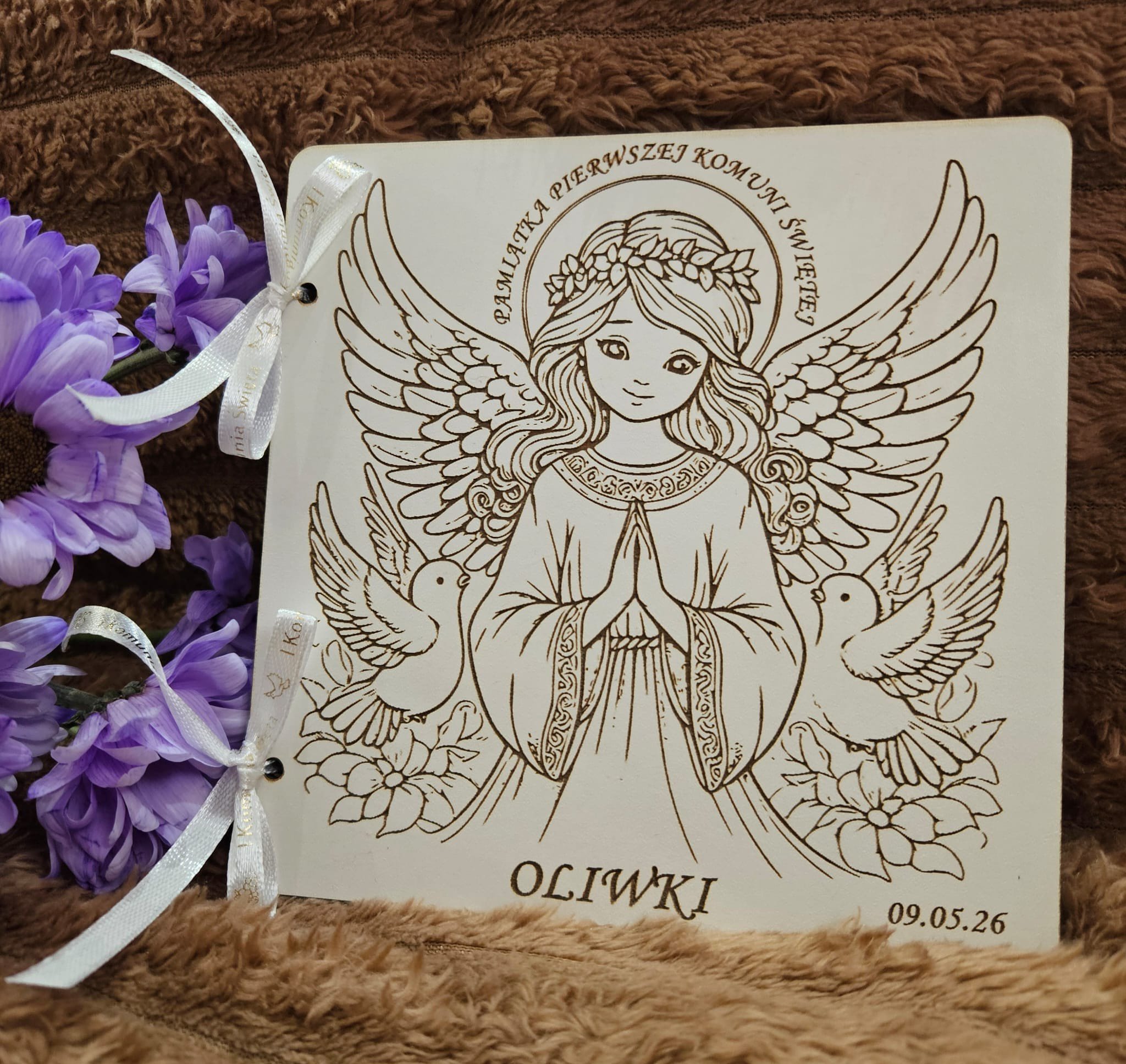 personalizowana-drewniana-kartka-pamiatka-pierwszej-komunii-swietej-aniolek-oliwka-loka-art-studio