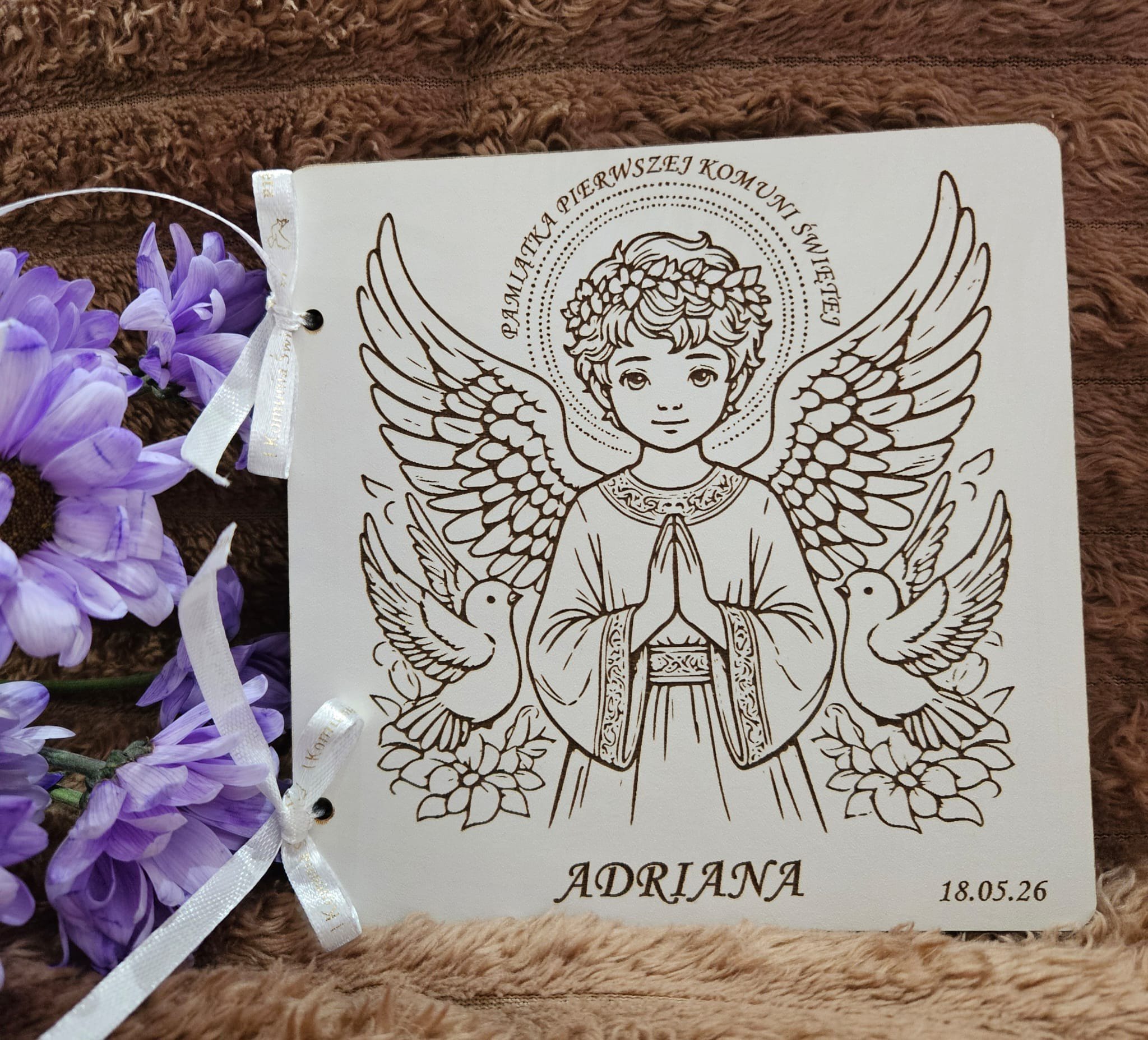 drewniana-kartka-pamiatka-pierwszej-komunii-swietej-dla-chlopca-adriana-loka-art-studio-uk