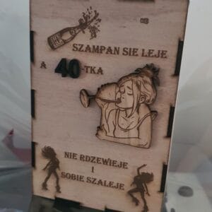 Zabawna Skarbonka 3D na 40 Urodziny – „Szampan się leje, a 40-tka szaleje!”