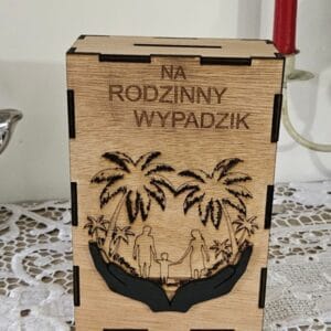 Drewniana Skarbonka 3D „Na Rodzinny Wypadzik” – Personalizowany Fundusz Przygód
