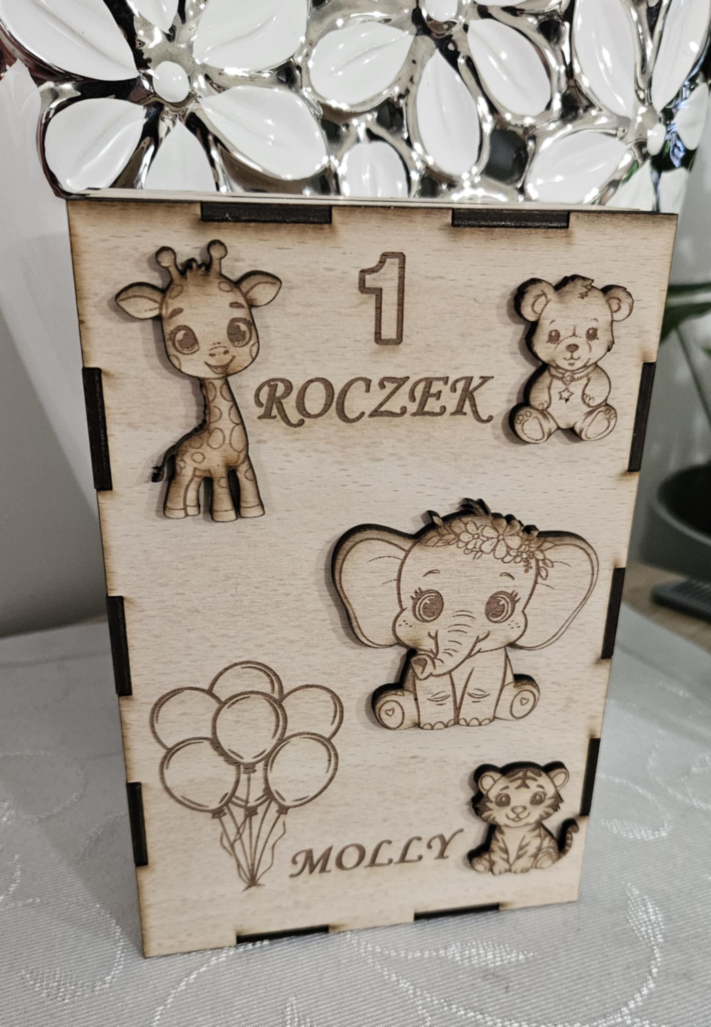 personalizowana-drewniana-skarbonka-3d-na-roczek-dla-dziewczynki-molly-loka-art-studio-uk