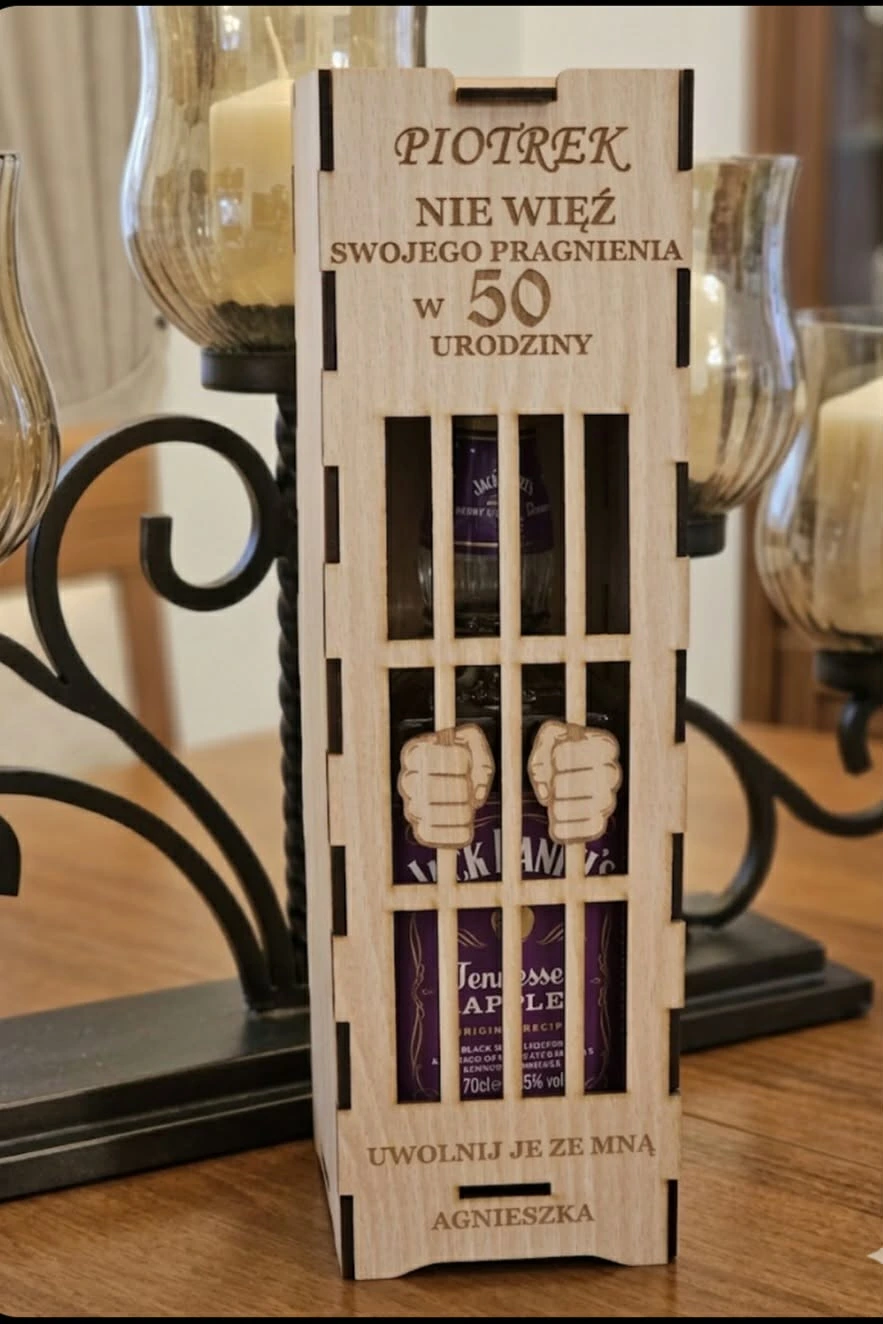 skrzynka na alkohol więzienie, prezent na 40 urodziny dla niego, klatka na whiskey z grawerem, śmieszny prezent na 50 urodziny, personalizowane pudełko na alkohol UK, urodzinowy upominek dla mężczyzny, Jack Daniels cage gift.