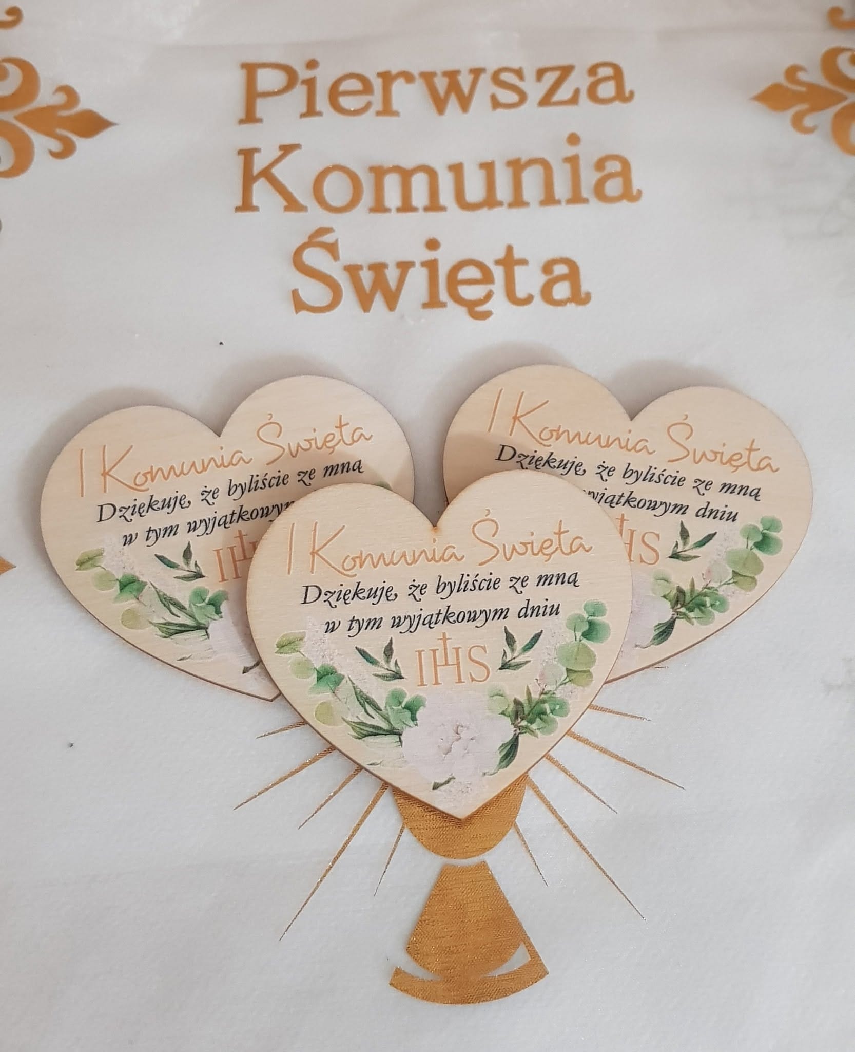 podziękowania komunijne, magnes na komunię, serce z różą, prezent dla gości na komunię, pamiątka I Komunii Świętej, drewniane podziękowania, upominek komunijny, IHS komunia