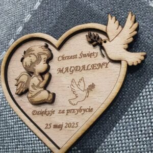 Drewniany Magnes na Chrzest/Komunię – Aniołek i Gołąbek – Personalizowana Pamiątka