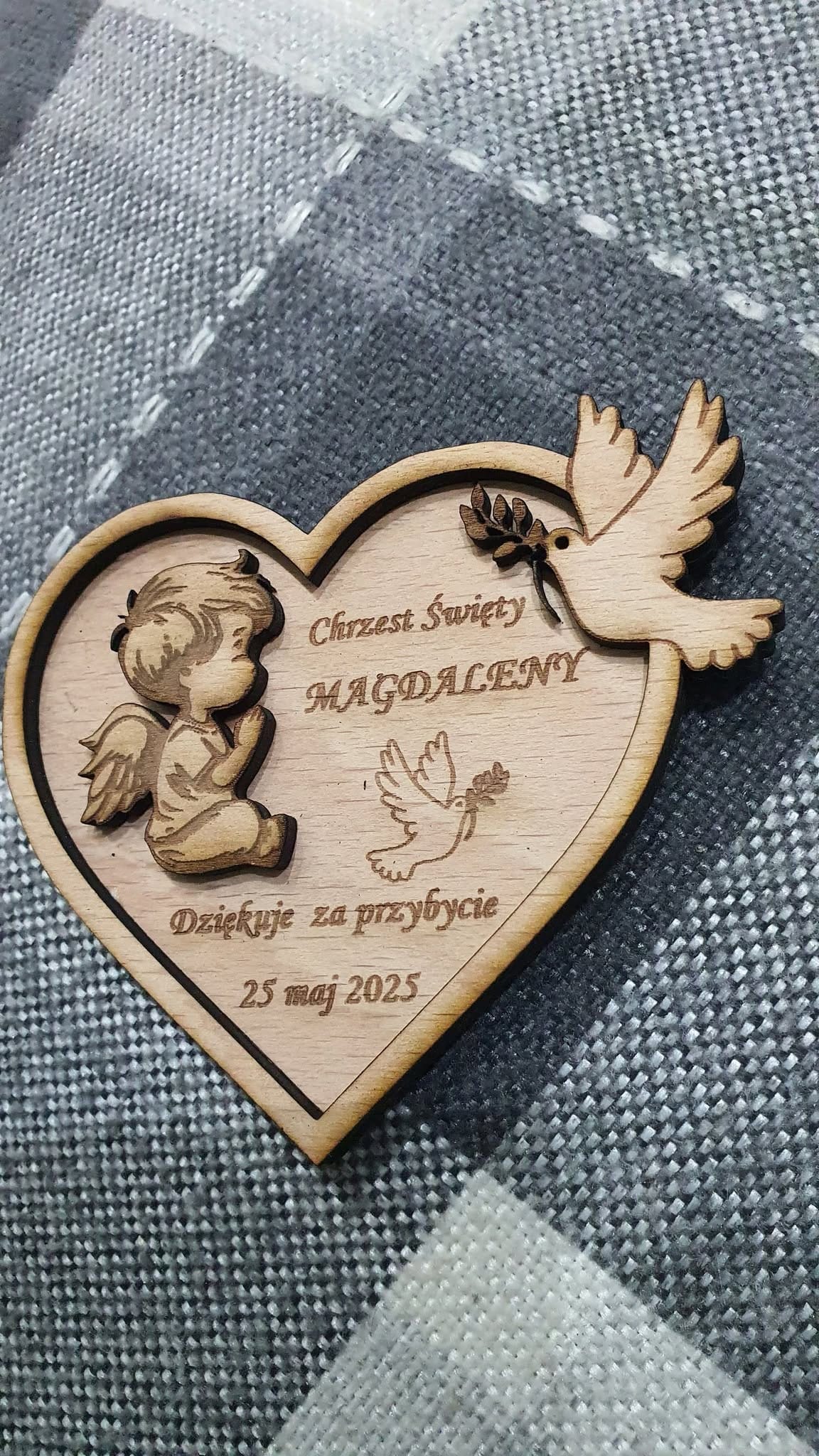 drewniany magnes, podziękowania dla gości, pamiątka chrztu, pamiątka komunii, personalizowany prezent, magnes aniołek, rękodzieło drewniane, podziękowanie z imieniem