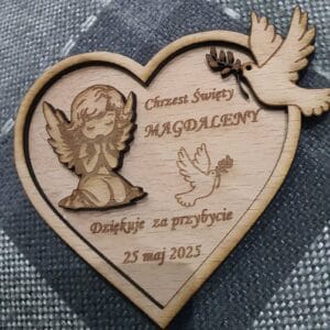 Drewniany Magnes-Podziękowanie na Chrzest – Serce z Aniołkiem i Gołąbkiem
