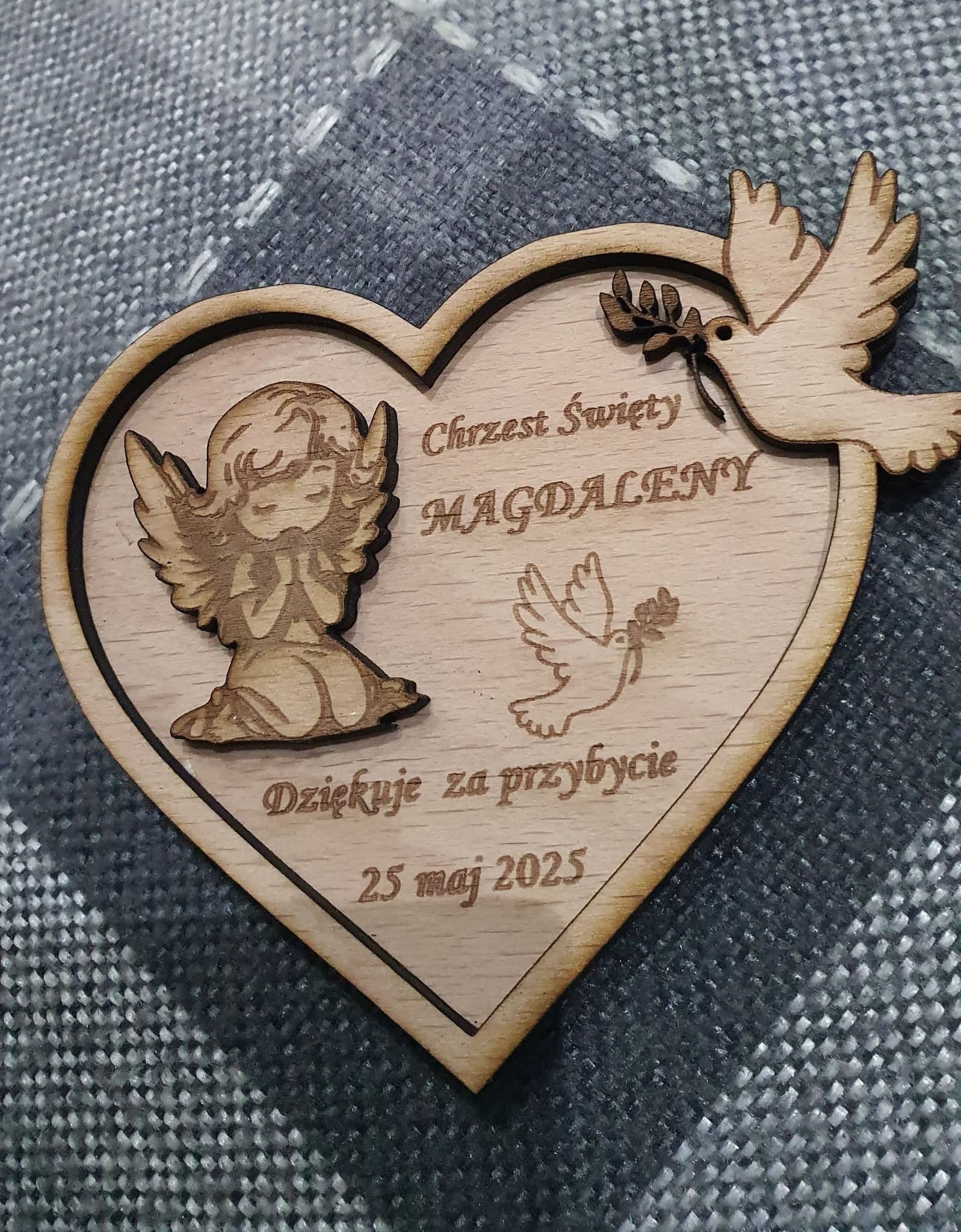 podziękowanie na chrzest, magnes dla gości, pamiątka dla gości chrzest, drewniane podziękowanie, personalizowany upominek na chrzest, magnes z aniołkiem, podziękowania dla rodziny, chrzest święty pamiątka