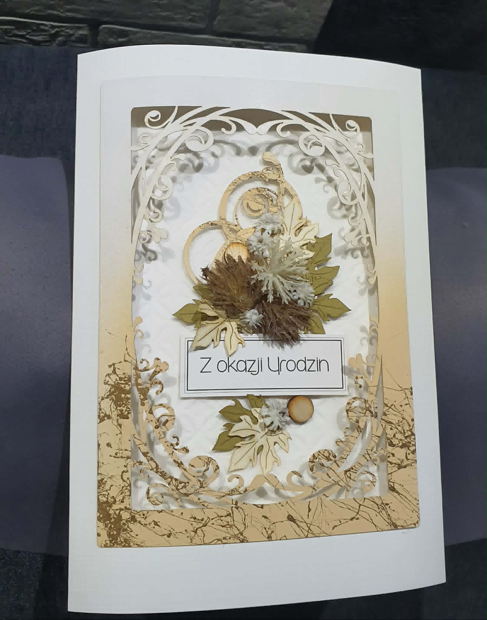 kartka urodzinowa, kartka vintage, ręcznie robiona kartka, elegancka kartka urodzinowa, kartka z kwiatami, pamiątka urodzinowa, kartka ażurowa, prezent z życzeniami, kartka w odcieniach beżu, rękodzieło urodzinowe