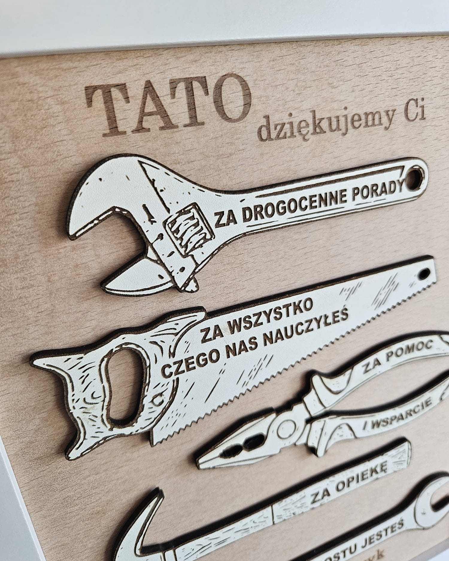 Personalizowany Prezent dla Taty Majsterkowicza – Drewniana Ramka z Narzędziami i Dedykacją - obrazek 2
