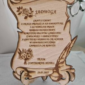 Personalizowany Dyplom na Emeryturę – Drewniany Zwój z Grawerem – Oryginalny Prezent od Współpracowników